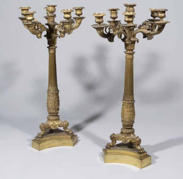 Paire de candélabres en bronze doré à 6 lumières. Fût central à colonnes termin…