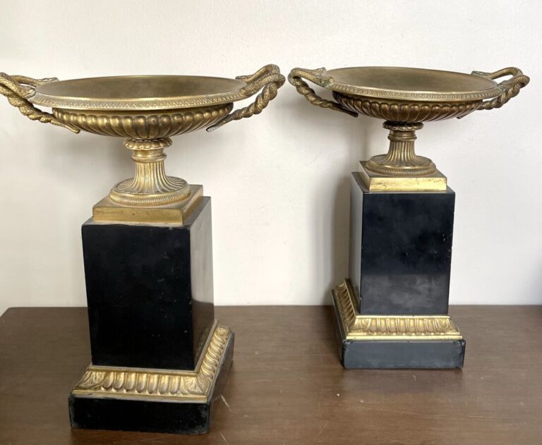 Paire de cassolettes en bronze doré et marbre noir en forme de coupe à deux ans…