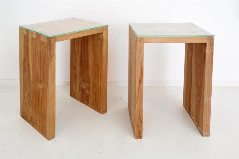 Paire de chevets en bois naturel + une console. [47]