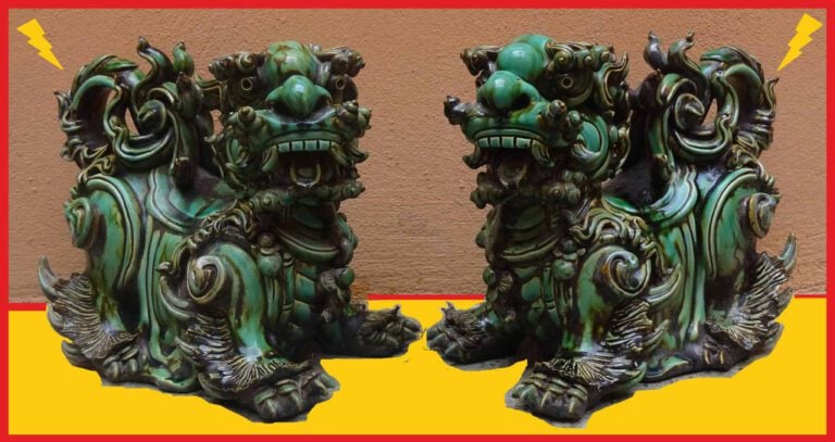PAIRE DE CHIMERES EN GRES PORCELAINEUX A GLAGURE VERTE - Chine, Epoque XXe sièc…