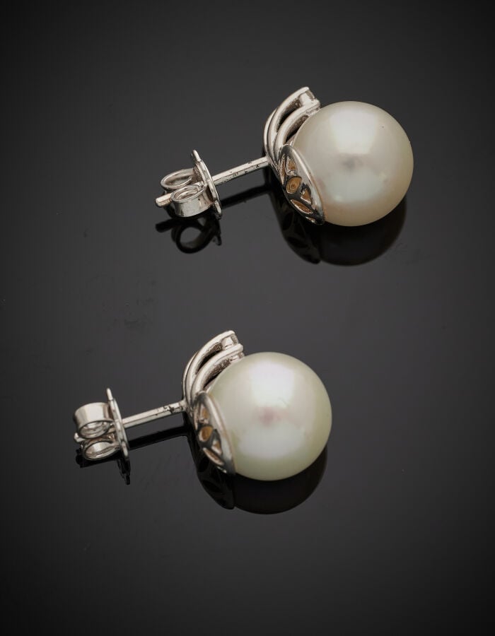 Paire de CLOUS d'OREILLES en or gris (750‰) serti de diamants et orné d'une per…