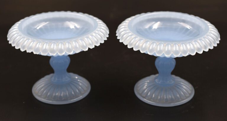 Paire de coupes baguiers en opaline bleu lavande moulée. Epoque Napoléon III. H…