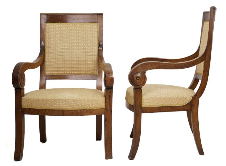 Paire de fauteuils en bois naturel reposant sur quatre pieds sabres, dossier re…