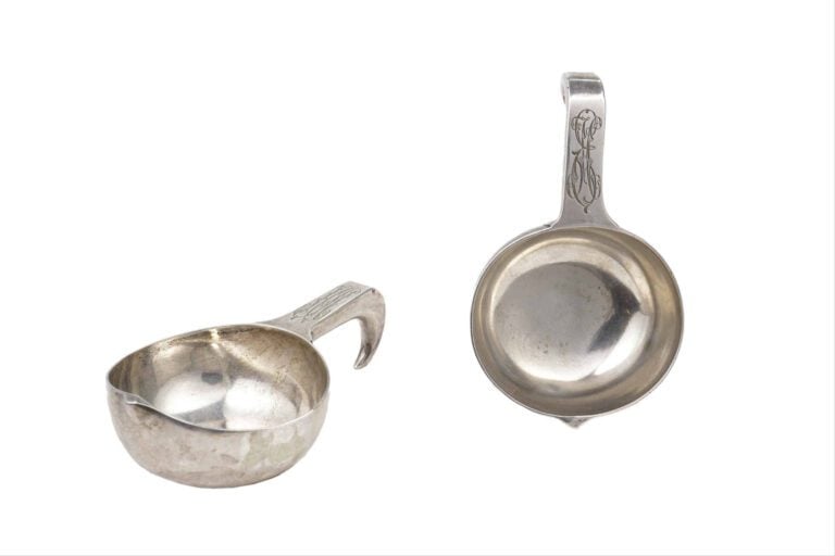 Paire de kovchs en argent 84 zolotniks (875 millièmes), à fond uni, gravés sur…