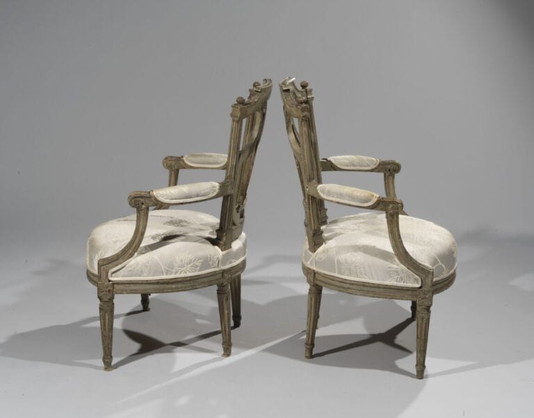 Paire de larges FAUTEUILS à dossier en cabriolet en bois mouluré, sculpté et re…