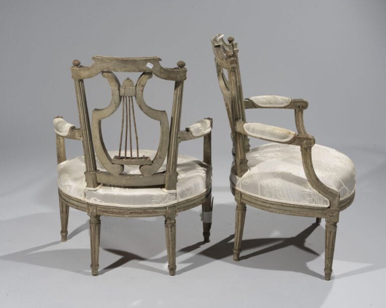 Paire de larges FAUTEUILS à dossier en cabriolet en bois mouluré, sculpté et re…