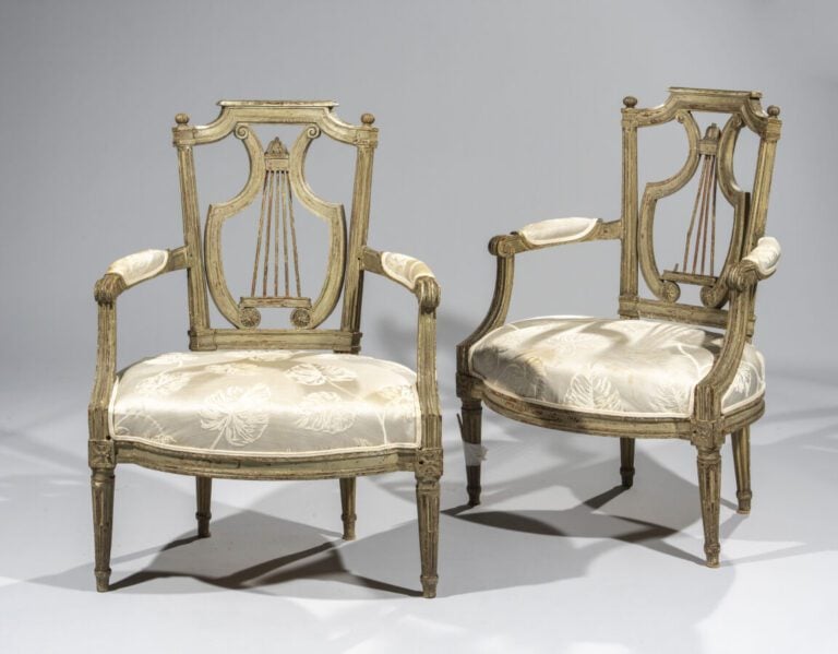 Paire de larges FAUTEUILS à dossier en cabriolet en bois mouluré, sculpté et re…