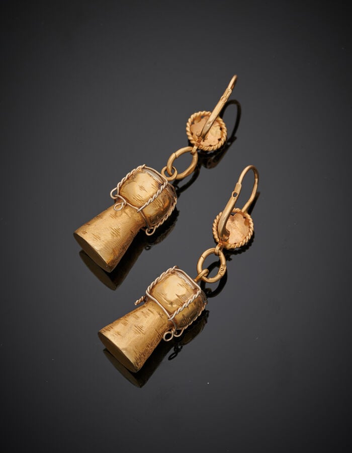 Paire de PENDANTS d'OREILLES « bouchons de champagne » en or jaune (750‰) torsa…