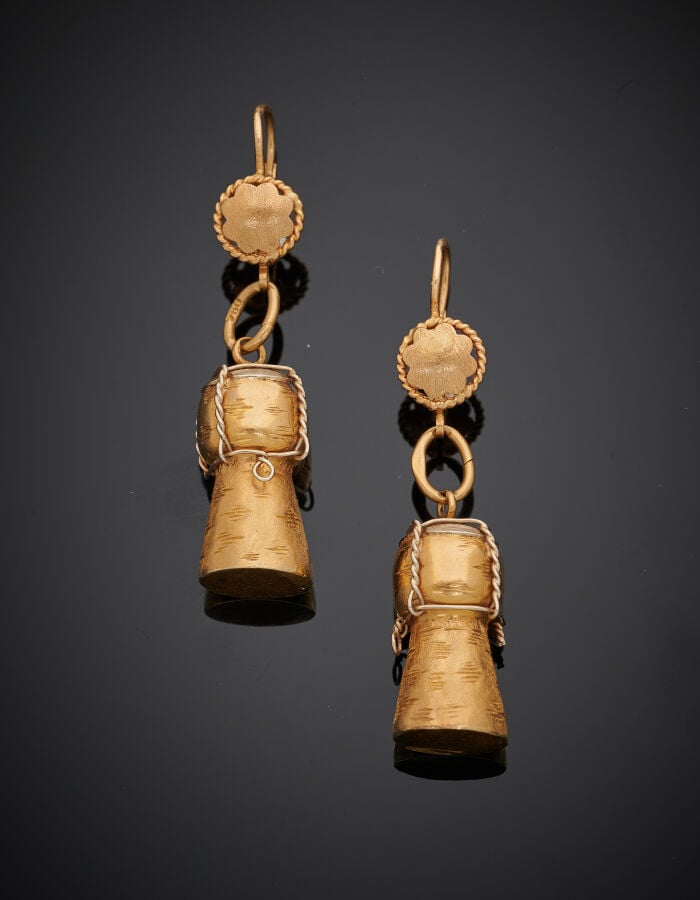 Paire de PENDANTS d'OREILLES « bouchons de champagne » en or jaune (750‰) torsa…