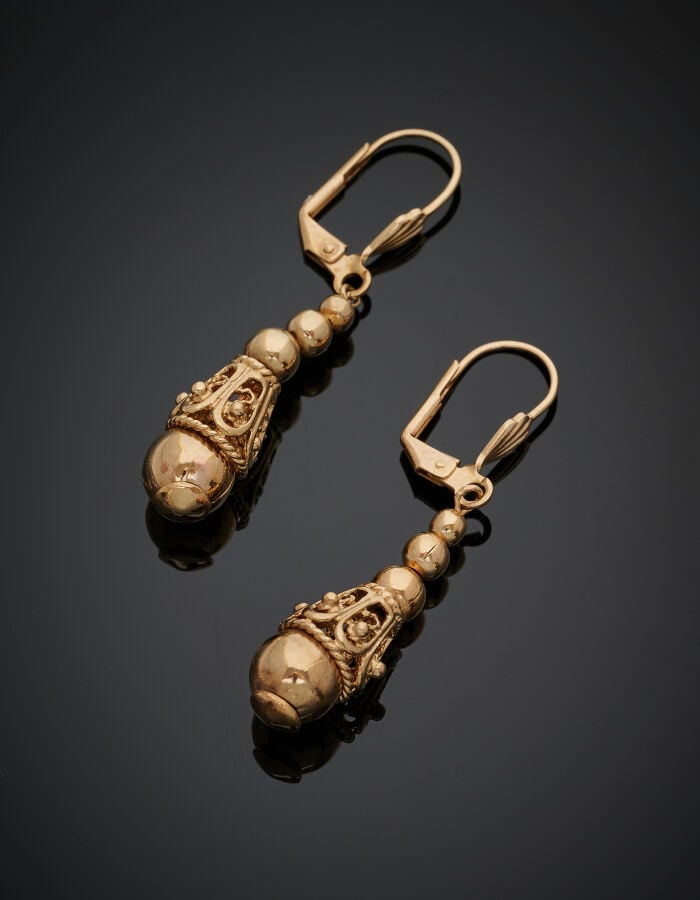 Paire de PENDANTS d'OREILLES en or jaune (375‰) 9 carats, ajouré, perlé et tors…