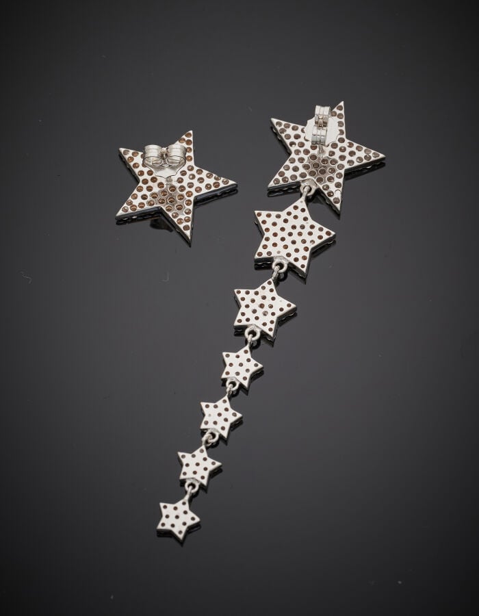 Paire de PENDANTS d'OREILLES "étoiles" asymétriques en or gris (750‰) entièreme…