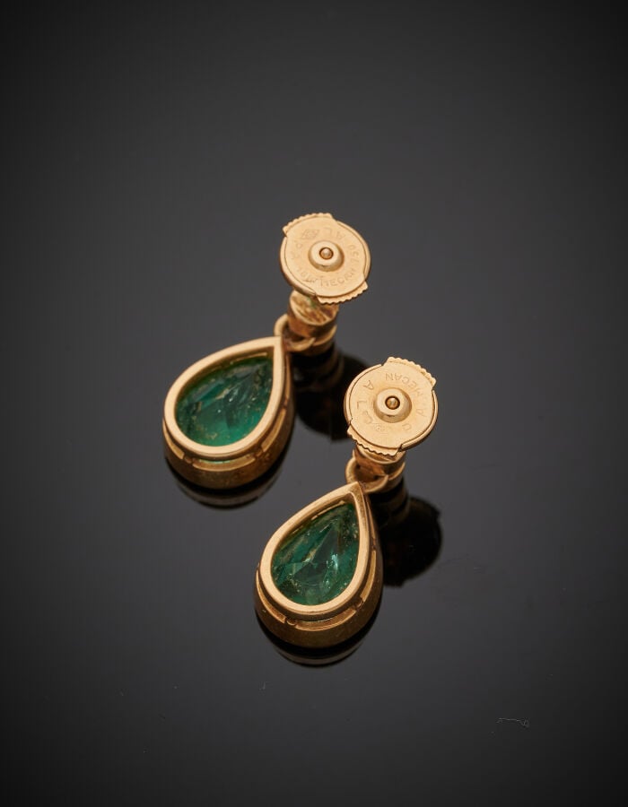 Paire de PENDANTS d'OREILLES « gouttes » en or jaune (750‰) serti d'un diamant…