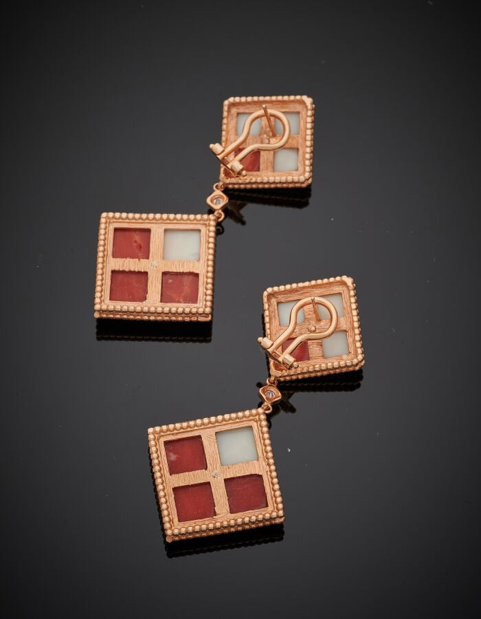 Paire de PENDANTS d'OREILLES losangiques en or rose (585‰) 14 carats, perlé et…