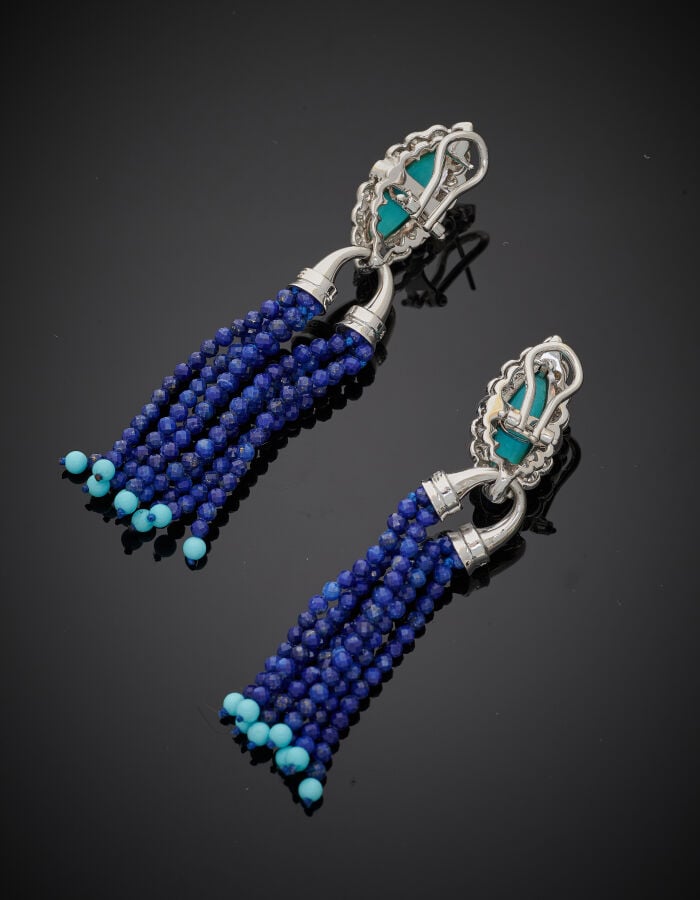 Paire de PENDANTS d'OREILLES « pompons » en or gris (585‰) 14 carats, orné d'un…