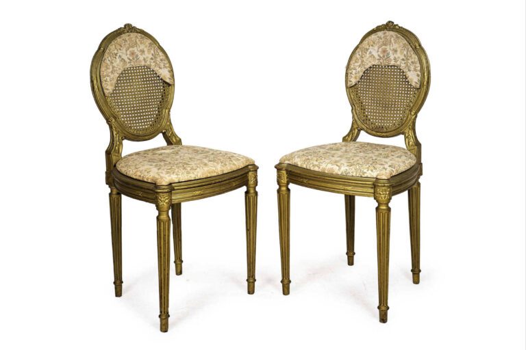 Paire de petites chaises en bois sculpté doré et canné, dossier médaillon, pied…