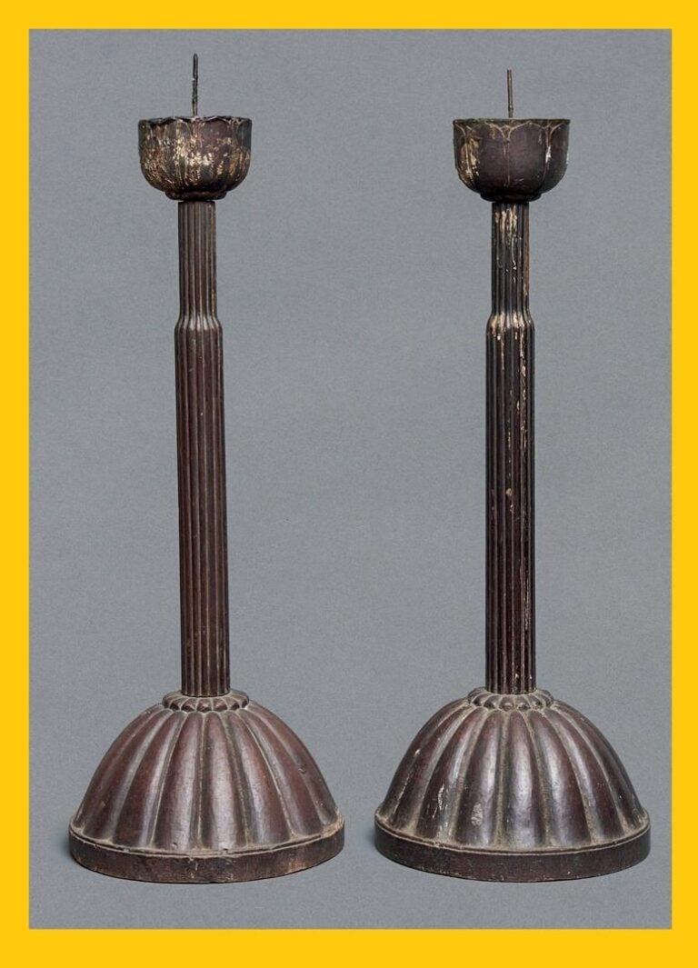 PAIRE DE PIQUE-CIERGES EN BOIS LAQUE - Japon, Période Edo/Meiji - Les bases en…