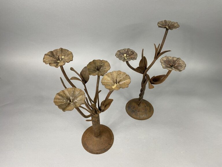 Paire de pique-cierges en métal patiné à quatre lumières en forme de fleurs sty…