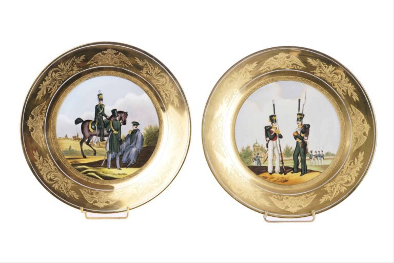 Paire de plats en porcelaine, à décor polychrome de scènes militaires au centre…