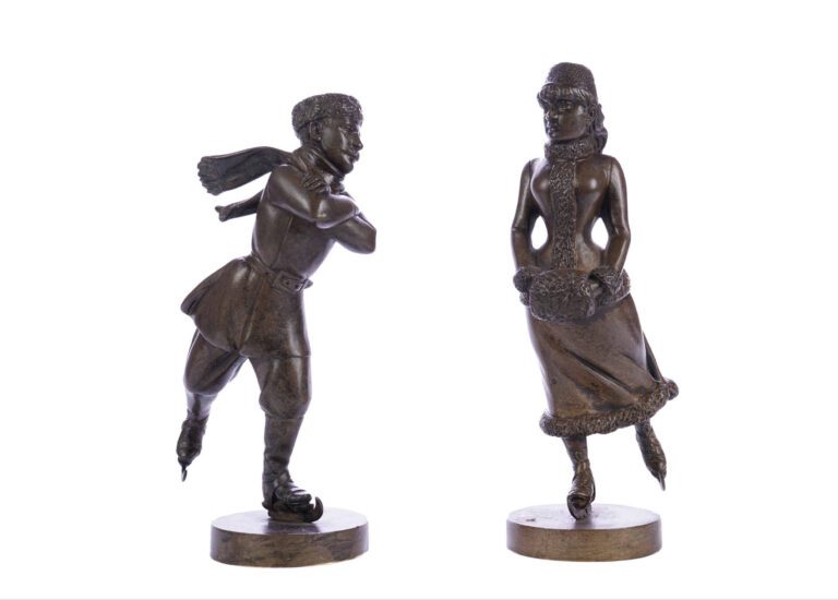 Paire de statuettes en bronze à patine brune, représentant un couple de patineu…