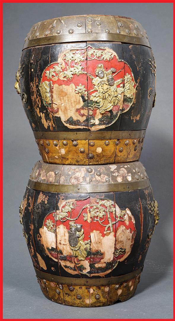 PAIRE DE TABOURETS EN FORME DE TAMBOURS EN BOIS SCULPTE ET POLYCHROME, ZUODUN -…