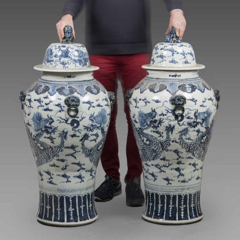 PAIRE DE VASES COUVERTS MONUMENTAUX / DE TEMPLE EN PORCELAINE BLANC BLEU - Chin…