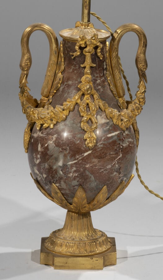 Paire de vases en marbre griotte, monture en bronze doré , anses à cols de cygn…
