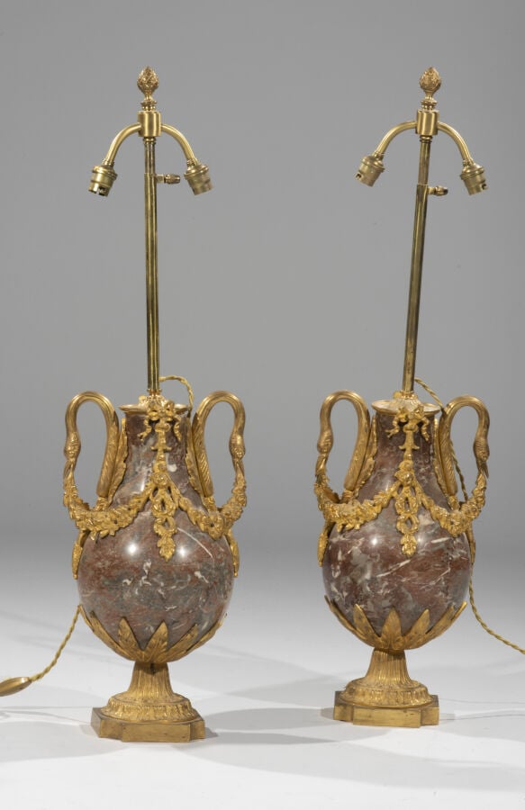 Paire de vases en marbre griotte, monture en bronze doré , anses à cols de cygn…