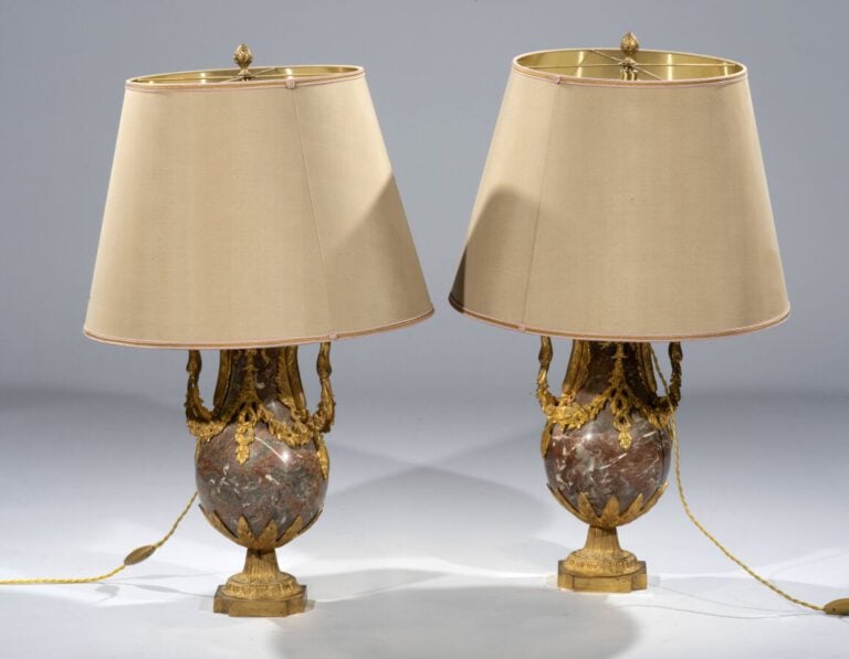 Paire de vases en marbre griotte, monture en bronze doré , anses à cols de cygn…