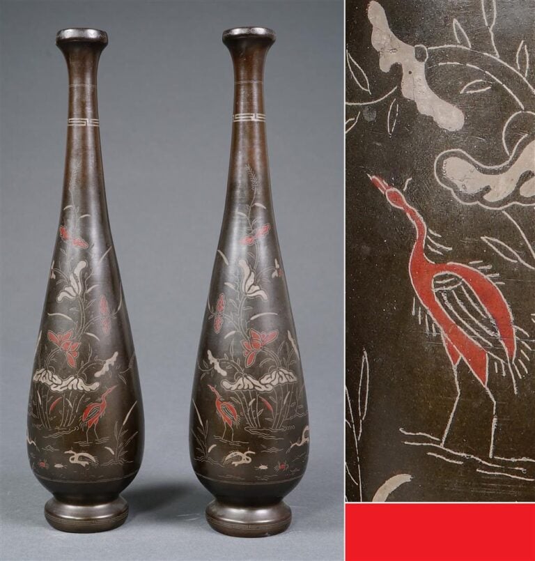PAIRE DE VASES PIRIFORMES EN BRONZE A INCRUSTATIONS DE METAUX MOUS - Vietnam /…