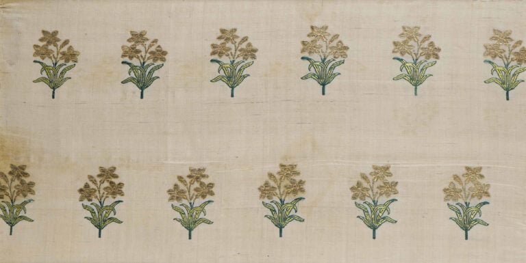 PANNEAU DE SOIE BRODE D'UN DECOR DE BOUQUET DE FLEURS - Inde Moghole, Epoque XV…