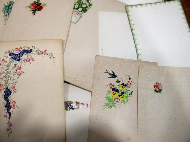 PAPIER à LETTRES - 31 feuilles de papier à lettres, décorées d'un en tête en po…