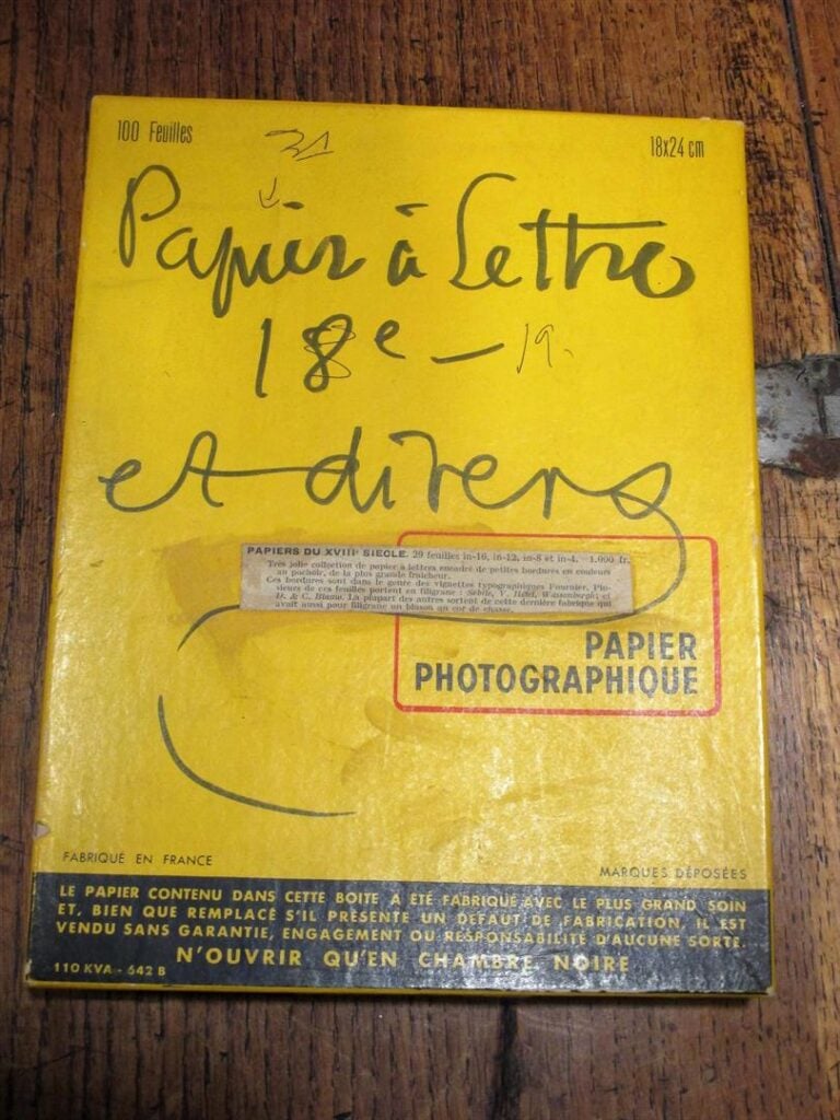 PAPIER à LETTRES - 31 feuilles de papier à lettres, décorées d'un en tête en po…