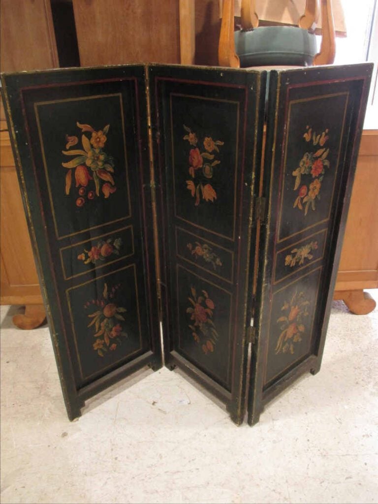 Paravent à trois feuilles en bois peint polychrome à décor floral. - 110 x 119.…