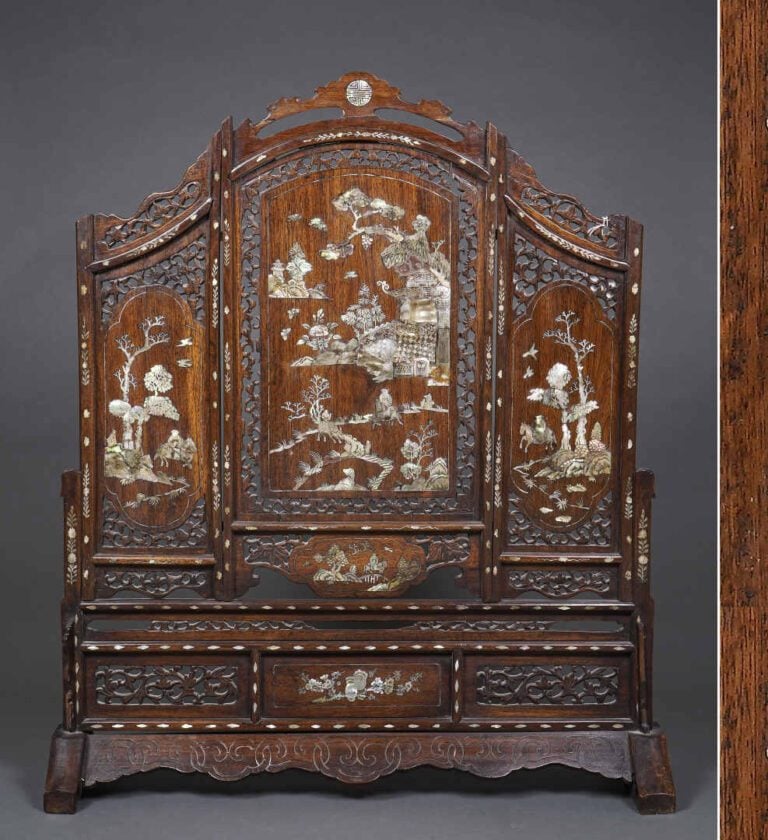PARAVENT D'AUTEL / DE LETTRE EN BOIS INDIGENE A INCRUSTATIONS DE NACRE - Vietna…