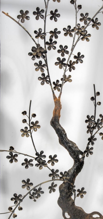 PARAVENT en bois et métal laqué noir à décor entièrement ajouré de branchages f…