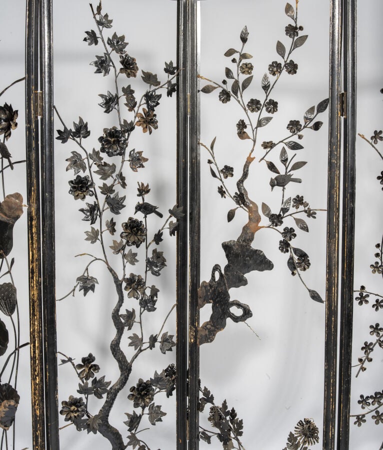 PARAVENT en bois et métal laqué noir à décor entièrement ajouré de branchages f…