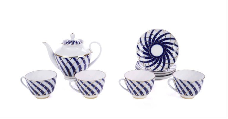 Partie de service à thé comprenant une théière couverte, quatre tasses et leurs…