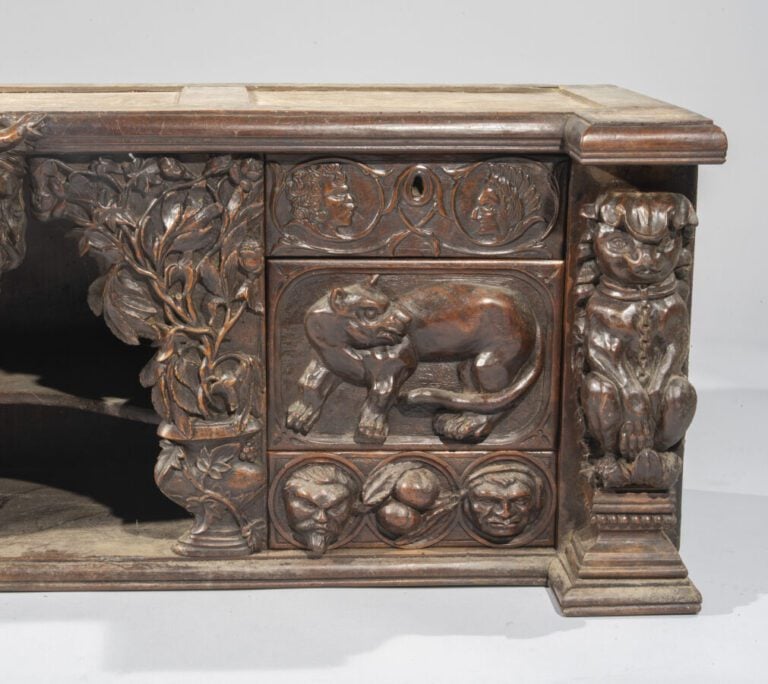 Partie haute d'un meuble ouvrant par une niche et tiroirs pouvant former meuble…