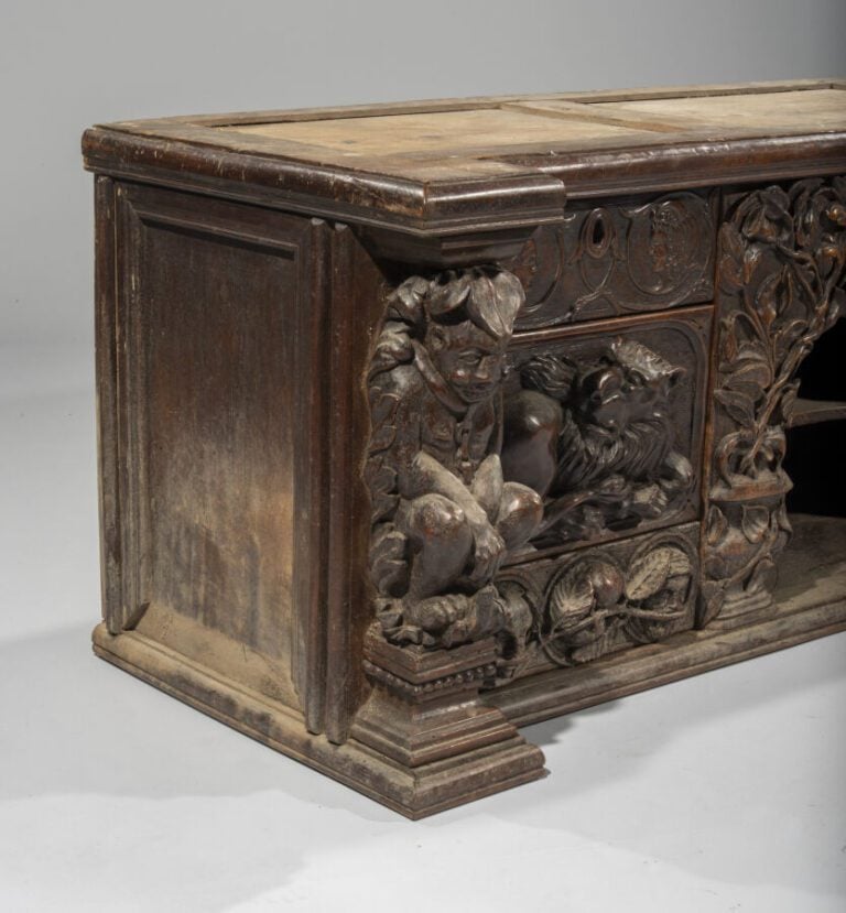 Partie haute d'un meuble ouvrant par une niche et tiroirs pouvant former meuble…