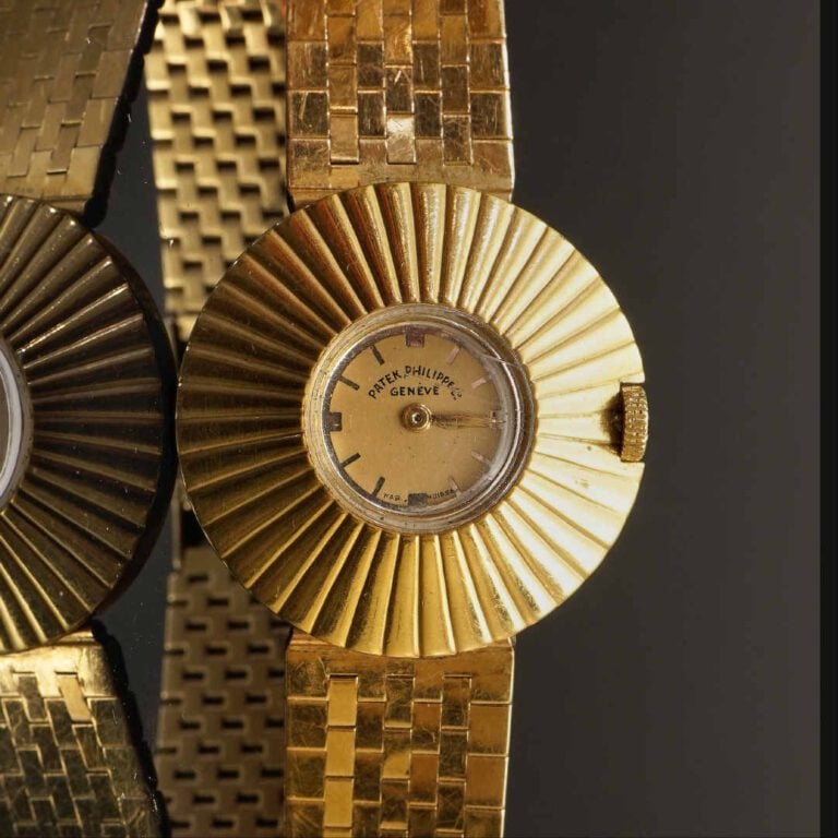 PATEK PHILIPPE - Montre-bracelet de dame en or jaune, le boîtier à motif rayonn…