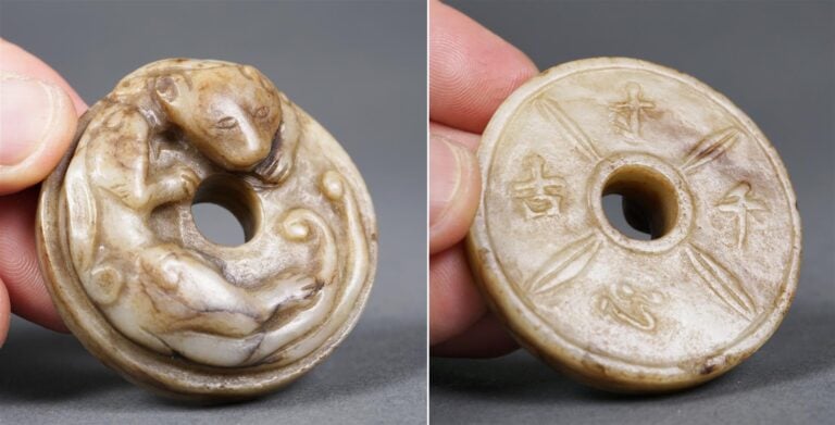 PENDENTIF / DISQUE ARCHAISANT AU DRAGON, BI / PI ???? - Chine, Epoque XXe siècl…