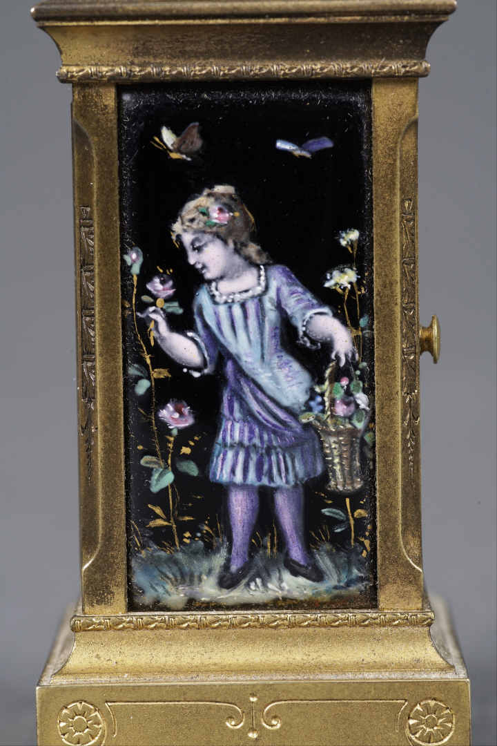 Pendulette d'officier rectangulaire en cuivre, émaillée sur quatre faces à déco…