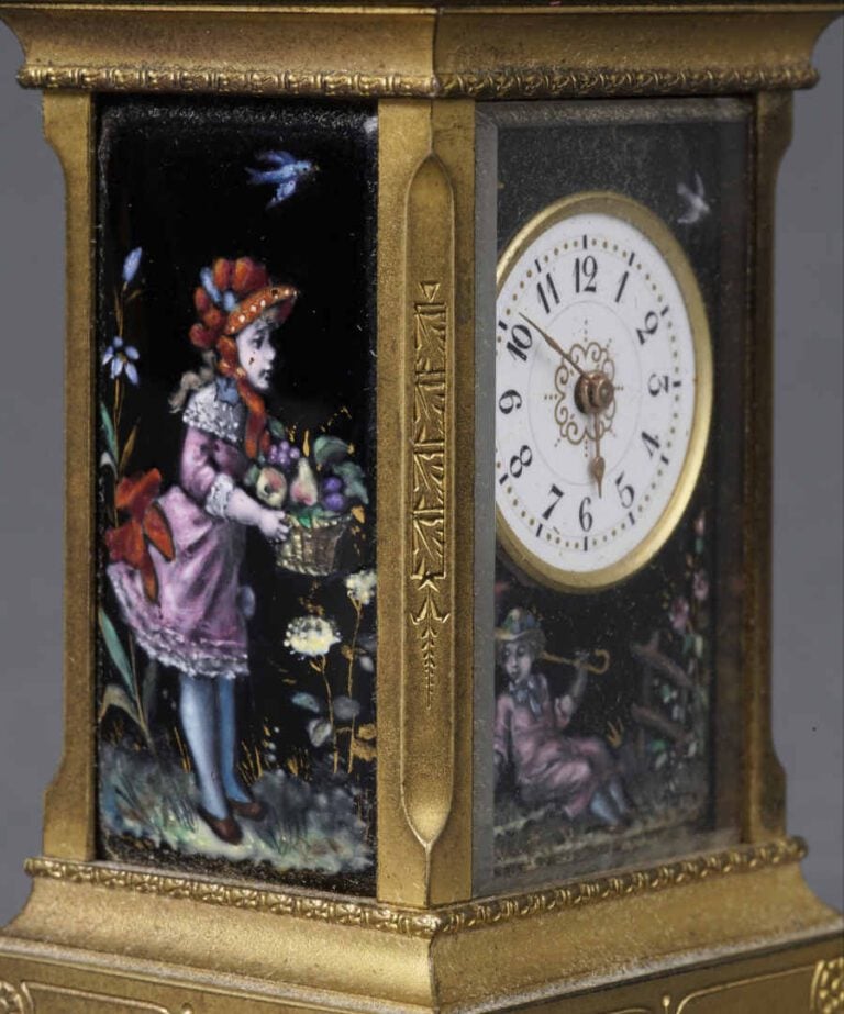 Pendulette d'officier rectangulaire en cuivre, émaillée sur quatre faces à déco…
