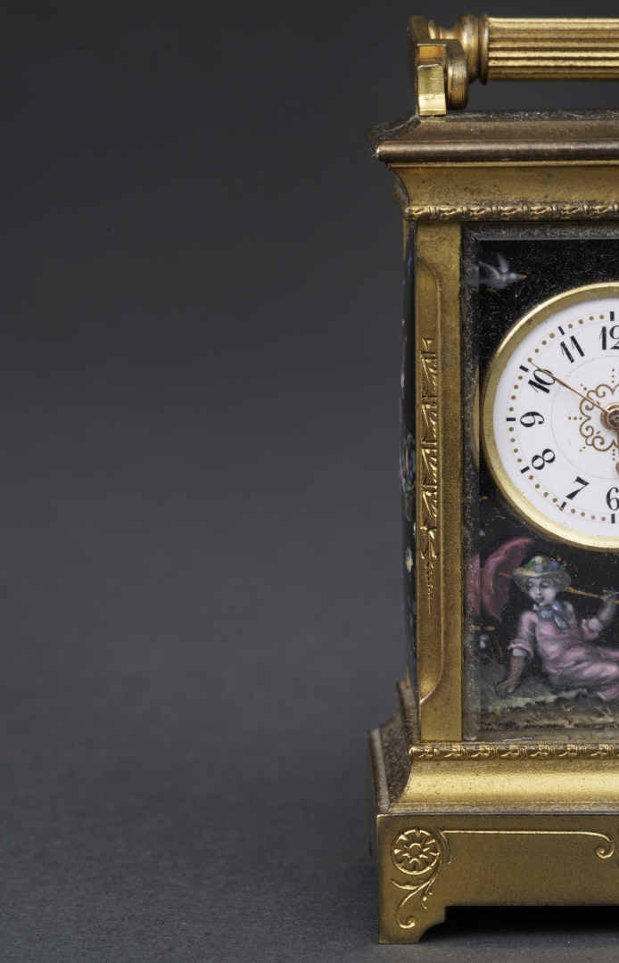 Pendulette d'officier rectangulaire en cuivre, émaillée sur quatre faces à déco…