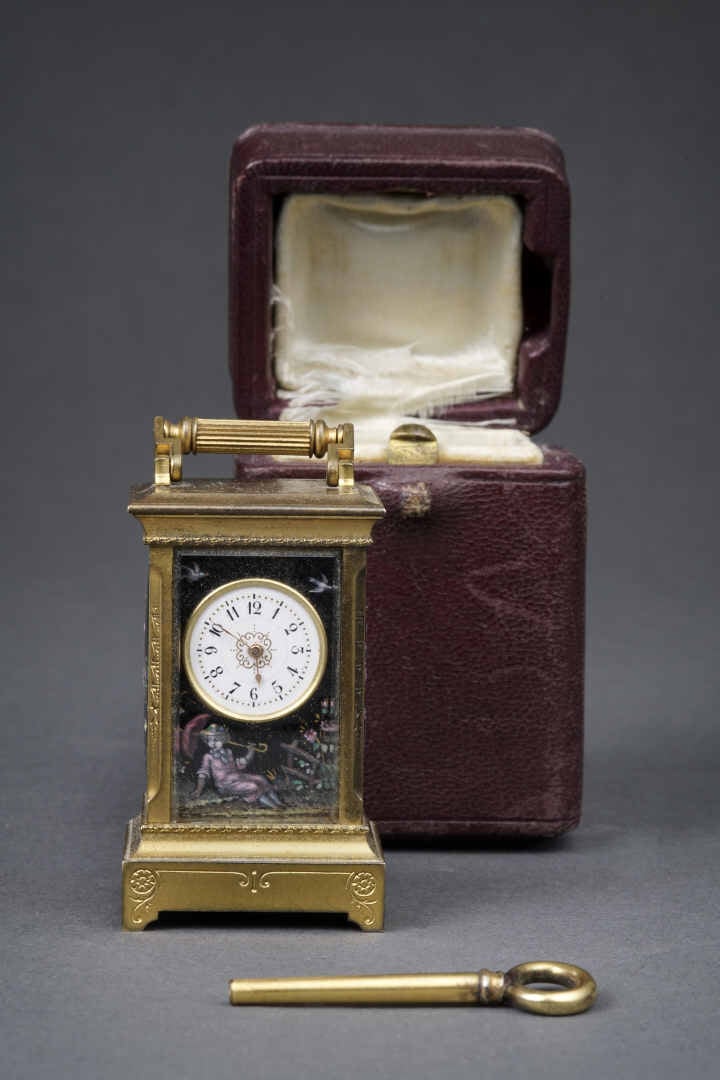 Pendulette d'officier rectangulaire en cuivre, émaillée sur quatre faces à déco…