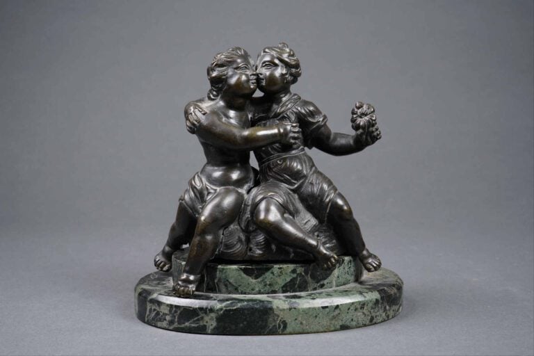 Petit bronze à patine brune représentant deux amours s'enlaçant. La présence de…