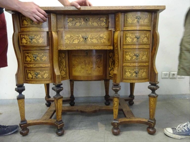 Petit BUREAU dit MAZARIN en bois de placage. De section rectangulaire, il repos…