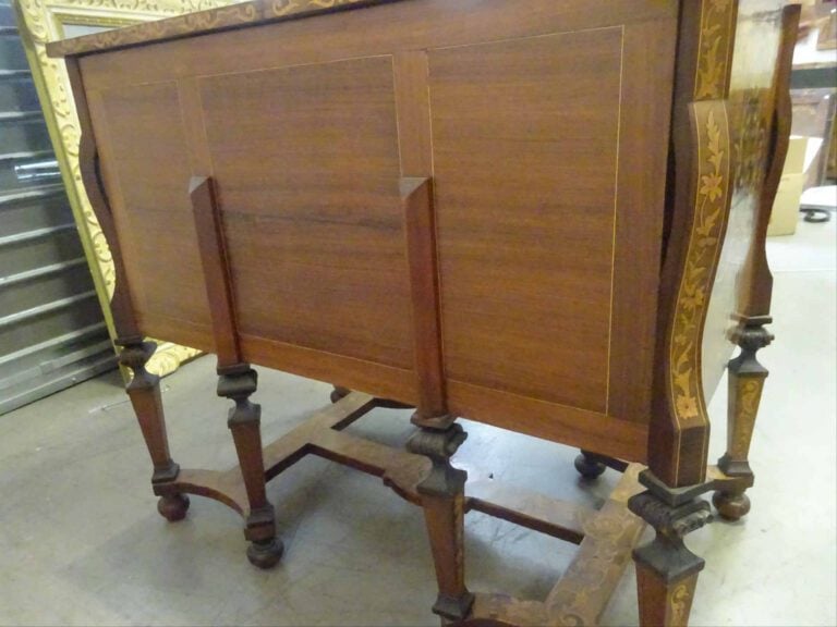 Petit BUREAU dit MAZARIN en bois de placage. De section rectangulaire, il repos…