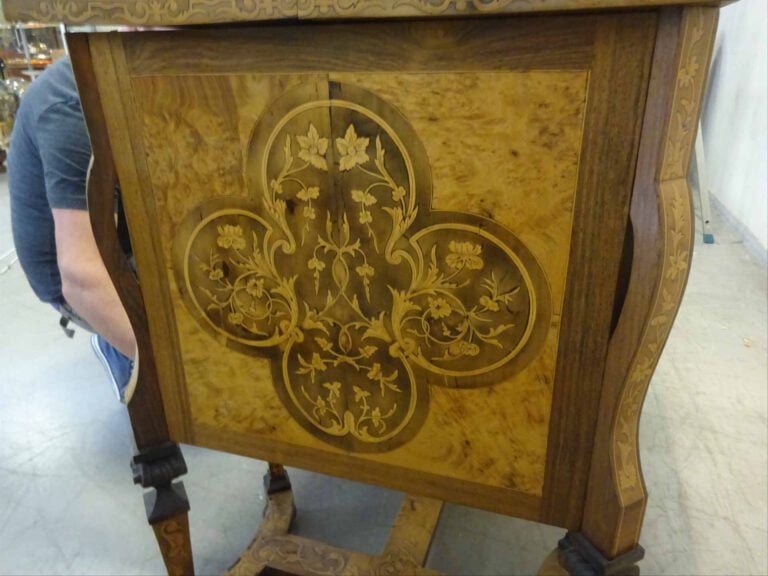 Petit BUREAU dit MAZARIN en bois de placage. De section rectangulaire, il repos…