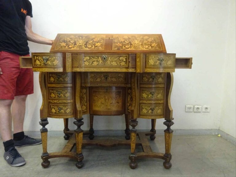 Petit BUREAU dit MAZARIN en bois de placage. De section rectangulaire, il repos…